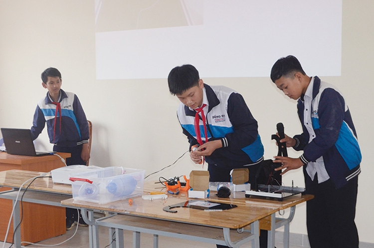 Học sinh Trường THCS&THPT Đống Đa lắp ráp thành công máy trợ thở DVILATOR 19/20 do Quỹ Dariu tài trợ