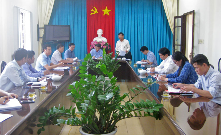 Đồng chí Bùi Thắng - Trưởng Ban Tuyên giáo Tỉnh ủy Lâm Đồng phát biểu tại buổi làm việc với Thường trực Thành ủy và Ban Tuyên giáo Thành ủy Bảo Lộc 