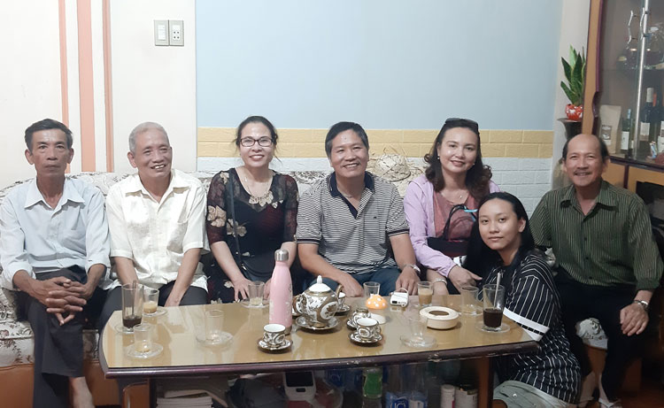 Ông Bùi Hùng Tuấn (giữa), em trai liệt sỹ Bùi Kim Đỉnh bên những người bạn, độc giả cuốn Khát vọng sống và yêu - Nhật ký của liệt sỹ Bùi Kim Đỉnh tại Lâm Đồng.