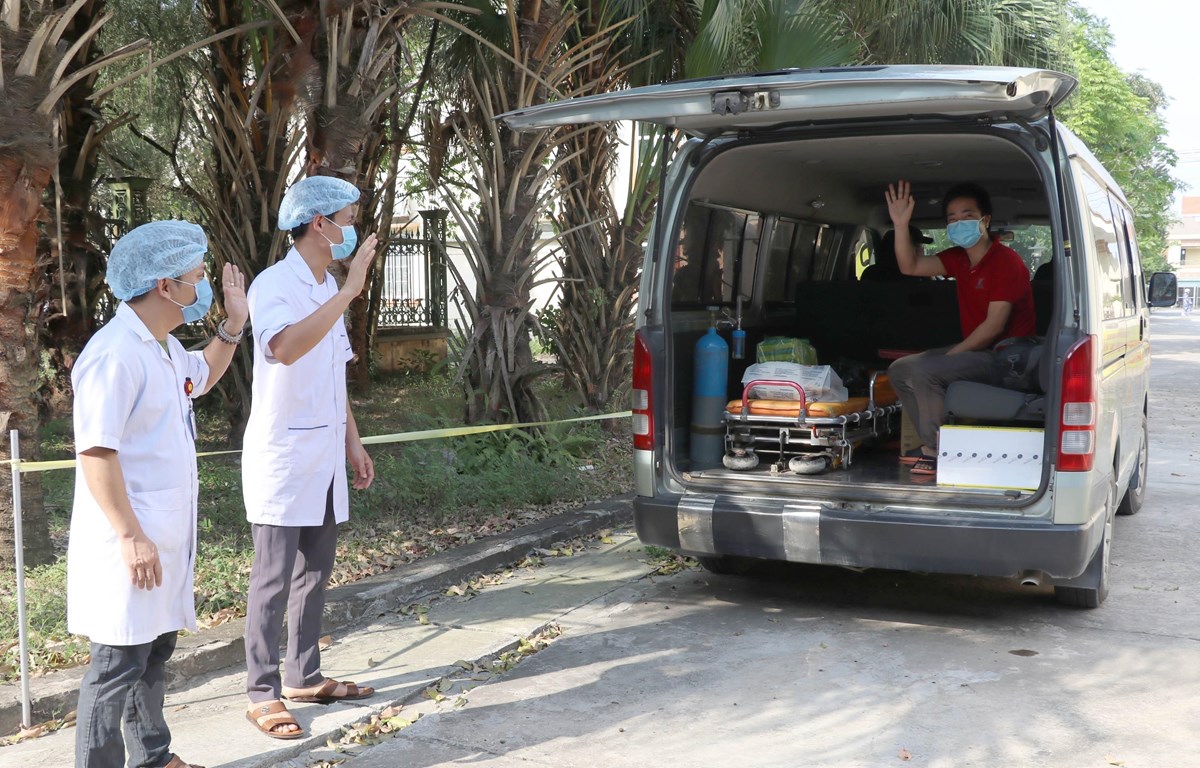 Các y bác sỹ Bệnh viện Đa khoa huyện Kim Sơn chào tạm biệt bệnh nhân nhiễm Covid-19 cuối cùng điều trị tại Ninh Bình được xuất viện