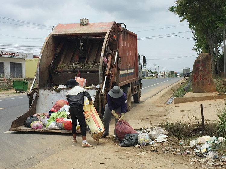 Thu gom rác thải dọc theo Quốc lộ 20 tại Đức Trọng
