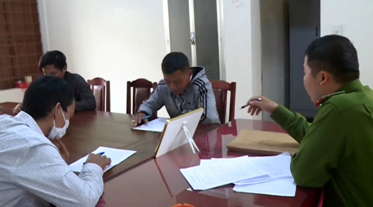 Công an huyện Di Linh làm việc với 3 thanh niên trong nhóm “phượt thủ” ném đá xe khách xảy ra cách đây gần 4 tháng
