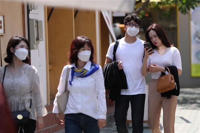  Người dân đeo khẩu trang phòng lây nhiễm COVID-19 tại Seoul, Hàn Quốc, ngày 6/5/2020