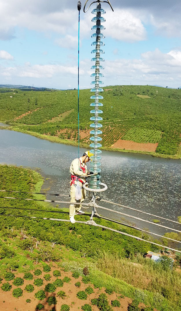 Vệ sinh sứ đường dây 500 kV Di Linh – Tân Định