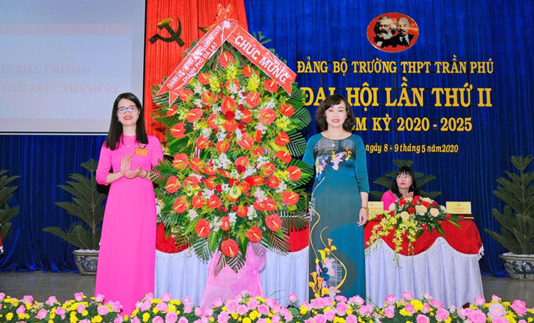 Đồng chí Huỳnh Thị Thanh Xuân – Ủy viên Ban Thường vụ Tỉnh ủy, Bí thư Thành ủy, Chủ tịch HĐND thành phố Đà Lạt tặng hoa chúc mừng Đại hội 