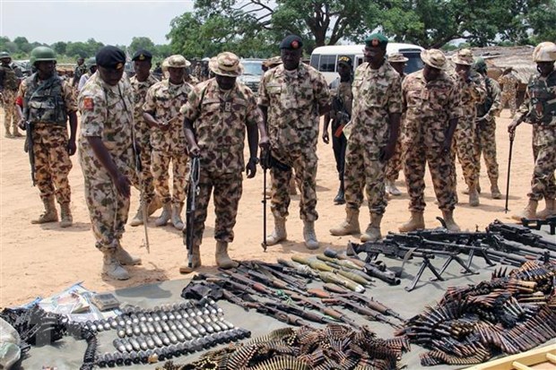 Binh sỹ kiểm tra số vũ khí đạn dược thu giữ từ phiến quân Boko Haram trong chiến dịch quân sự tại Goniri, bang Yobe, Đông Bắc Nigeria.