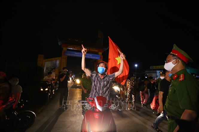  Niềm vui của người dân Hạ Lôi, xã Mê Linh, huyện Mê Linh, thành phố Hà Nội trong ngày được dỡ bỏ lệnh cách ly vào 0 giờ ngày 6/5