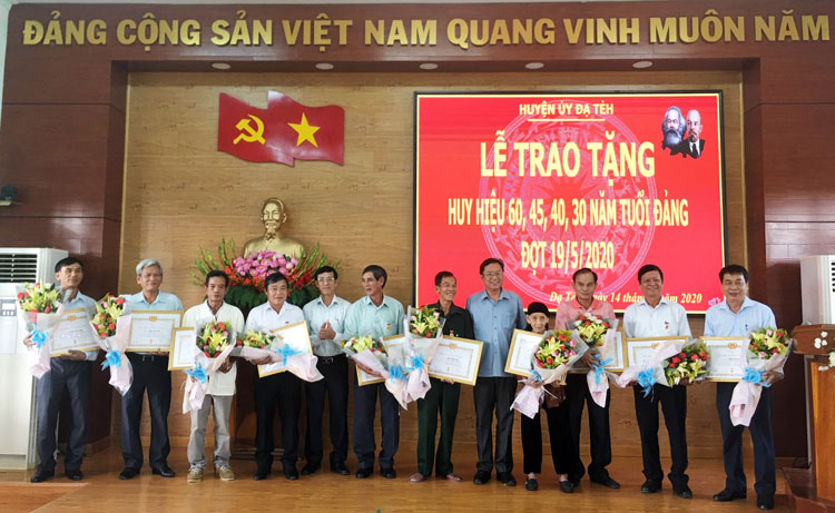 Đồng chí Tôn Thiện Đồng - Bí thư Huyện ủy Đạ Tẻh và đồng chí Nguyễn Mạnh Việt - Phó Bí thư Thường trực Huyện ủy Đạ Tẻh trao huy hiệu Đảng cho các đảng viên