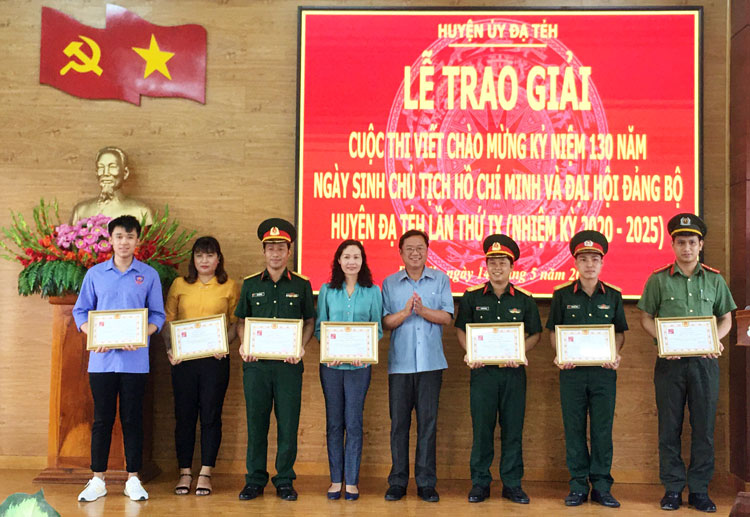 Trao giải Cuộc thi viết kỷ niệm 130 năm ngày sinh Chủ tịch Hồ Chí Minh
