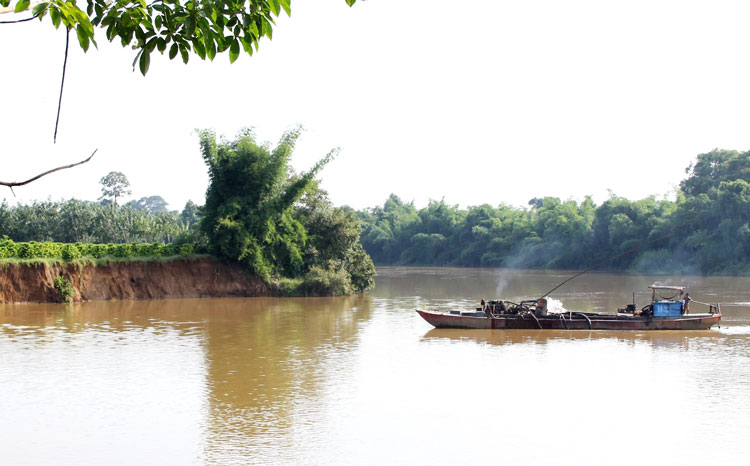 Khai thác cát trái phép là một trong những nguyên nhân gây sạt lở bờ sông Đồng Nai (ảnh chụp năm 2019 tại xã Quảng Ngãi, huyện Cát Tiên)
