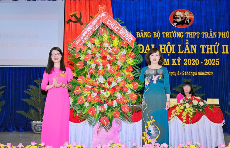 Đồng chí Huỳnh Thị Thanh Xuân - Ủy viên Ban Thường vụ Tỉnh ủy, Bí thư Thành ủy, Chủ tịch HĐND thành phố Đà Lạt tặng hoa chúc mừng đại hội.