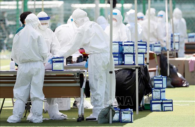 Nhân viên y tế làm việc tại một điểm xét nghiệm COVID-19 dã chiến ở Seoul, Hàn Quốc ngày 13/5