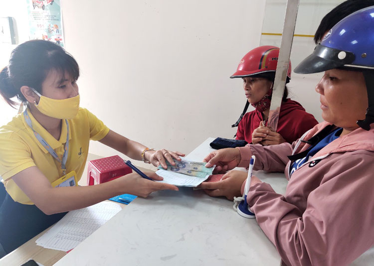 Công tác chi trả hỗ trợ cho các đối tượng bảo trợ xã hội đã được tiến hành tại 8 điểm bưu điện văn hóa ở Đam Rông