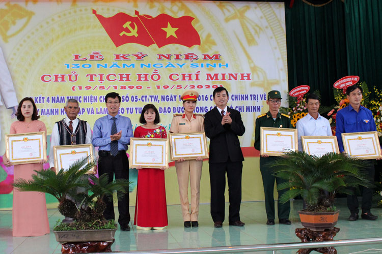 7 cá nhân được Huyện ủy Di Linh tặng giấy khen về học và làm theo Bác