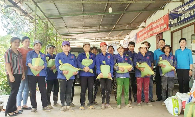 Trao tặng 1.000 kg gạo cho công nhân, người lao động Đạ Tẻh