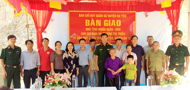 Ban Chỉ huy Quân sự huyện Đạ Tẻh và các ngành chức năng bàn giao nhà “Tình nghĩa quân – dân” cho gia đình bà Trương Thị Triều