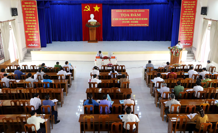 Đạ Huoai tổ chức tọa đàm kỷ niệm 130 ngày sinh Chủ tịch Hồ Chí Minh