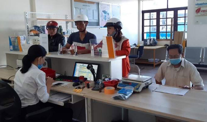 Các đối tượng bảo trợ trên địa bàn huyện Đạ Huoai nhận tiền hỗ trợ tại các điểm bưu điện văn hóa xã trong toàn huyện