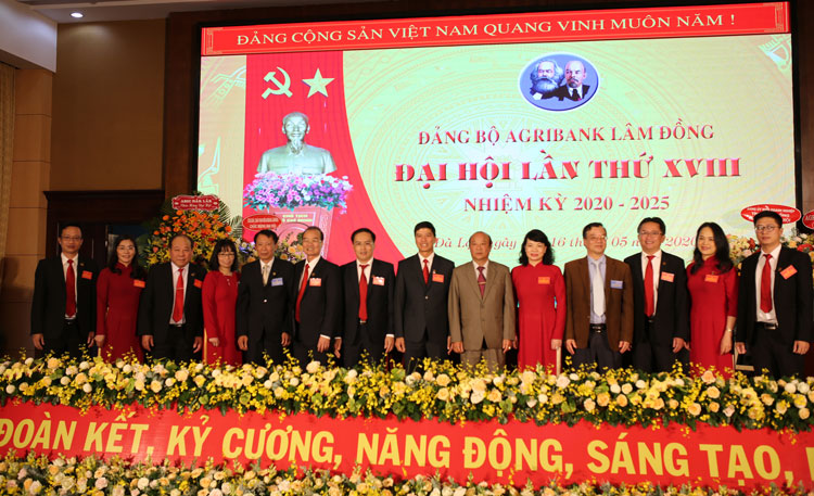 Ban Chấp hành Đảng bộ Agribank Lâm Đồng khóa XVIII (nhiệm kỳ 2020-2025) cùng các đại biểu cấp trên tại Đại hội