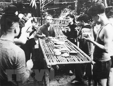 Bác Hồ trong một bữa cơm cùng đồng bào, chiến sỹ tại chiến khu Việt Bắc. 