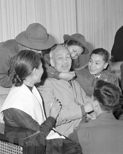 ác Hồ tiếp và nói chuyện với đoàn đại biểu Mặt trận dân tộc giải phóng miền Nam Việt Nam ra thăm miền Bắc từ ngày 28/2/1969 đến ngày 20/3/1969 như người Cha gặp các con.