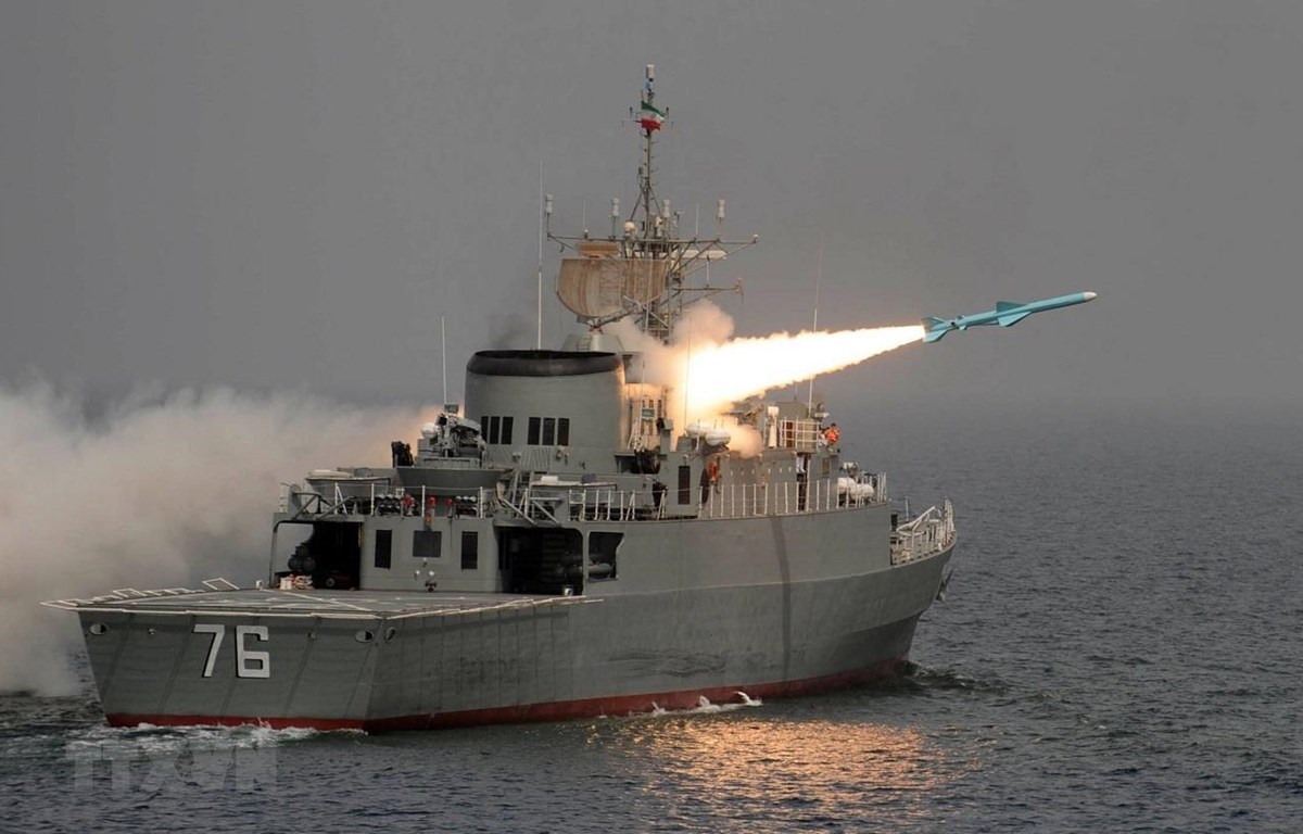 Tàu khu trục Jamaran của Iran phóng thử tên lửa Nour ở ngoài khơi vùng Vịnh. 