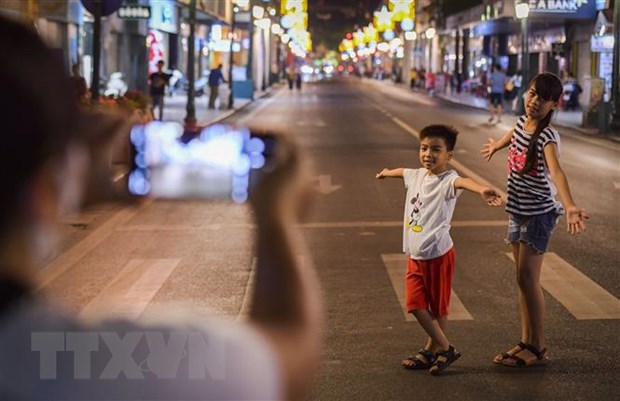 Người dân Thủ đô ghi lại những hình ảnh đáng nhớ trên phố đi bộ hồ Hoàn Kiếm ngày hoạt động trở lại.