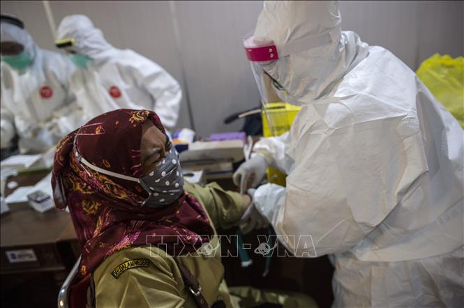 Nhân viên y tế lấy mẫu xét nghiệm COVID-19 tại Surabaya, Indonesia ngày 11/5