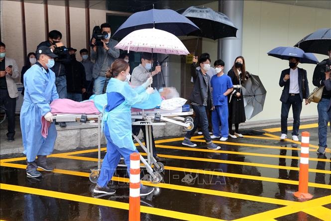 Nhân viên y tế chuyển bệnh nhân mắc COVID-19 đã được chữa khỏi tại một bệnh viện ở Seoul, Hàn Quốc ngày 15/5.
