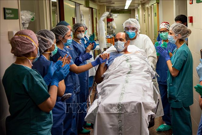 Nhân viên y tế động viên tinh thần bệnh nhân COVID-19 tại một bệnh viện ở Barcelona, Tây Ban Nha ngày 7/5