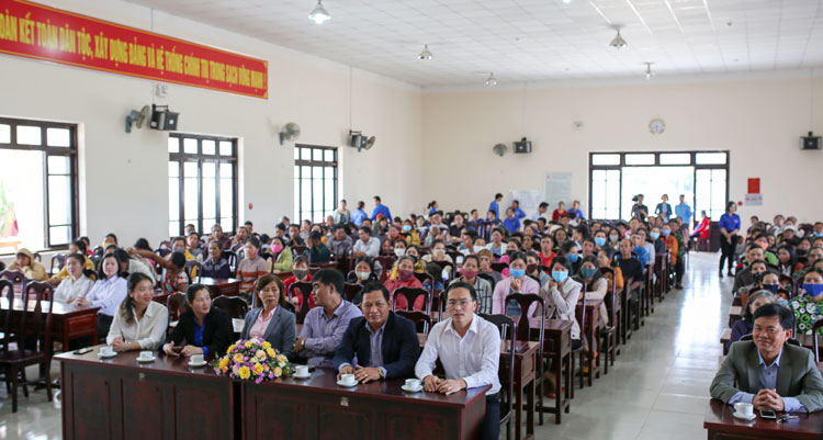 Ngày hội “Thầy thuốc trẻ làm theo lời Bác, vì sức khỏe cộng đồng” có sự hưởng ứng của gần 600 đoàn viên thanh niên và Nhân dân xã Tà Nung