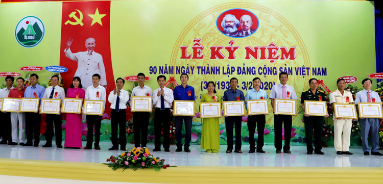 Huyện ủy Đạ Huoai khen thưởng các tập thể, cá nhân tiêu biểu học tập và làm theo Bác.