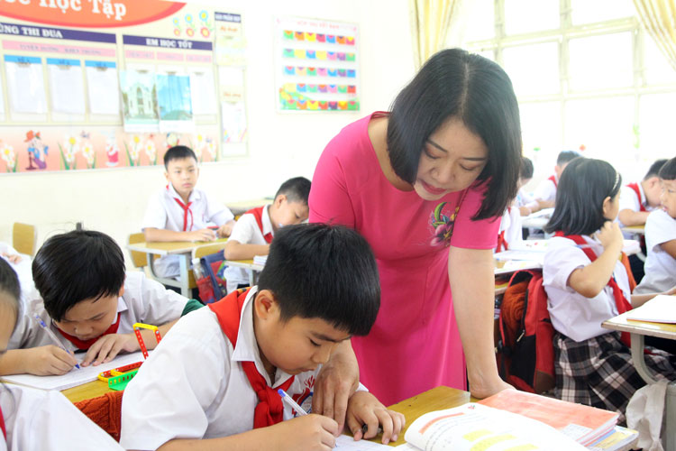 Với cô giáo Bùi Thị Thanh Nhàn, mỗi giáo viên đều phải là tấm gương để học sinh noi theo.
