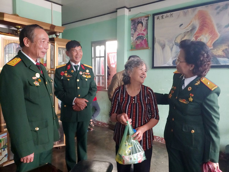 Hội Truyền thống Trường Sơn - đường Hồ Chí Minh thăm hỏi, tặng quà đồng đội
