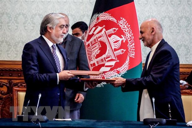 Tổng thống Afghanistan Ashraf Ghani (phải) và ông Abdullah Abdullah tại lễ ký thỏa thuận chia sẻ quyền lực ở Kabul, Afghanistan ngày 17/5/2020