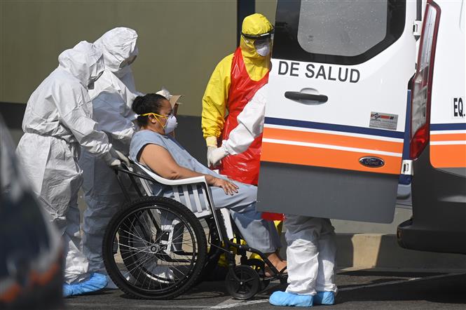 Nhân viên y tế chuyển bệnh nhân COVID-19 tới bệnh viện ở Santa Tecla, El Salvador, ngày 15/5/2020