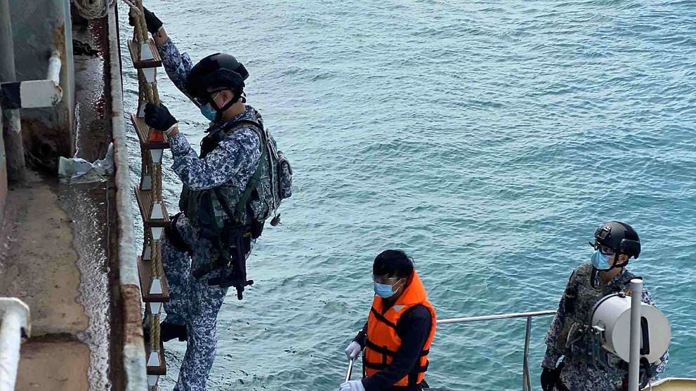 Hải quân Singapore mở chiến dịch kiểm tra đề phòng lây nhiễm dịch COVID-19 trên các tàu hàng nước ngoài