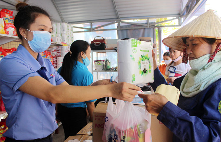 Đoàn viên, công nhân viên chức và người lao động TP Bảo Lộc mua hàng tại các gian hàng