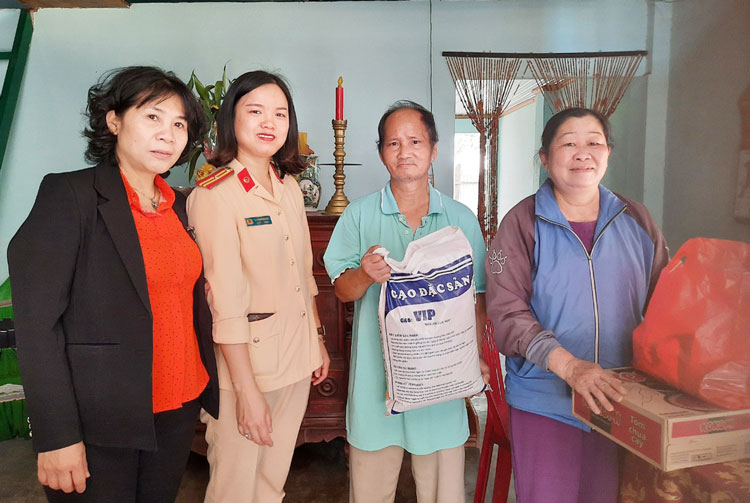 Đại diện Hội Liên hiệp Phụ nữ huyện và Hội Liên hiệp Phụ nữ Công an huyện Đức Trọng đến trao quà tại nhà cho những hoàn cảnh khó khăn