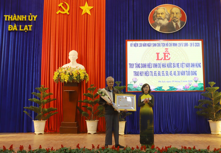 Bí Thư Thành ủy Đà Lạt Huỳnh Thị Thanh Xuân truy tặng danh hiệu Mẹ Việt Nam Anh hùng cho thân nhân mẹ Nguyễn Thị Nỡ