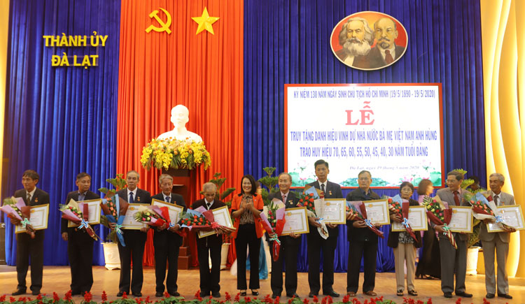 Phó Ban Tổ chức Tỉnh ủy Lâm Đồng Nguyễn Thị Nhạn trao tặng huy hiệu Đảng cho các đảng viên