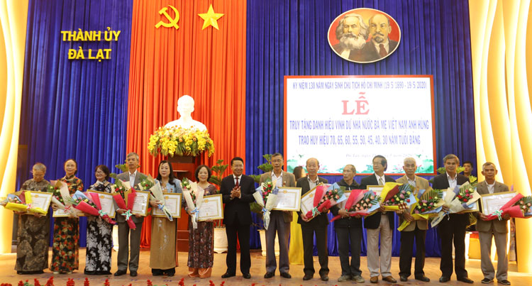 Chủ tịch UBND thành phố Đà Lạt Tôn Thiện San trao tặng huy hiệu Đảng cho các đảng viên nhân dịp 130 năm sinh nhật Bác