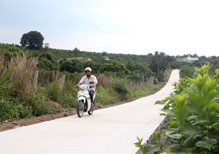 Con đường bê tông vừa mới hoàn thành tại thôn Nam Hưng trong niềm phấn khởi của bà con nơi đây.