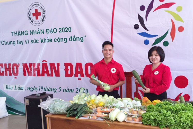 Gian hàng rau củ được chuẩn bị tại phiên Chợ Nhân đạo được tổ chức tại huyện Bảo Lâm 