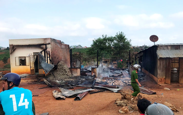 Vụ hỏa hoạn khiến căn nhà của gia đình bà Ka Der bị thiêu rụi đổ sập hoàn toàn và lan qua 2 căn nhà sát bên gây hư hỏng từ 50 – 60%