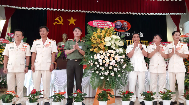 Lãnh đạo Công an tỉnh Lâm Đồng tặng hoa chúc mừng Đại hội