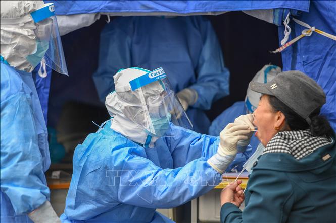 Nhân viên y tế lấy mẫu dịch xét nghiệm COVID-19 cho người dân tại Thư Lan, tỉnh Cát Lâm, Trung Quốc ngày 17/5/2020