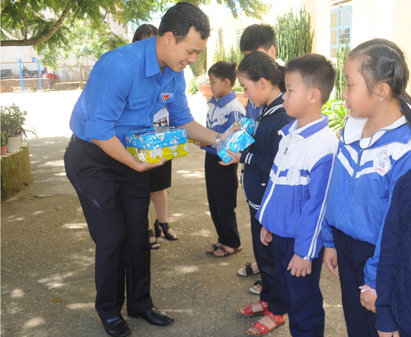 Trao quà và học bổng cho học sinh tại xã Trạm Hành