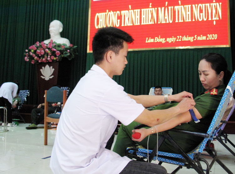 300 cán bộ chiến sĩ Công an tỉnh Lâm Đồng tham gia hiến máu tình nguyện