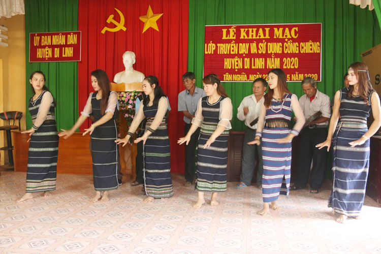 Đội chiêng thôn Đồng Đò (xã Tân Nghĩa) biểu diễn bài chiêng truyền thống
